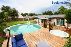 Light & Cozy Oasis with Private Pool and Hot Tub - Image 4