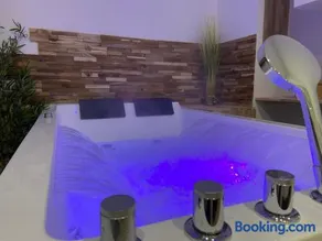 Nuit Magique en Love Room avec Jacuzzi Privé - Image 3