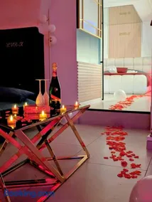 Love Room - Jacuzzi, Sauna, Clim & Pièce Secrète - Image 3