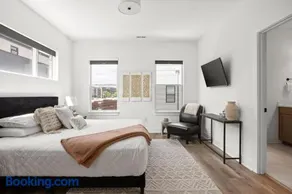 Luxury Downtown-Chatham Arch BoHo-style Townhome-Family Friendly - Image 3