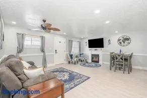 Elegant Retreat Near Downtown and Beach - Image 1