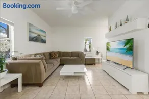 4 Bd 3 Ba Bella Vida 4563 Cl - Image 2