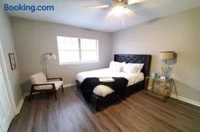 Modern Designer Townhouse 2Br Ideal for Long Stays! - Image 2