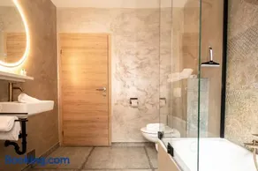 Mara's Little Boutique Sleepover - Budget Holiday Home - Image 4