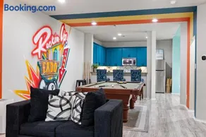 Modern 3-Story Townhome w Pool Table, Sleeps 10 Near Stadiums - Image 5