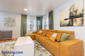Downtown Naperville Retreat with King bed Near Riverwalk Dedicated Workspace Free Garage Parking Patio - Image 5