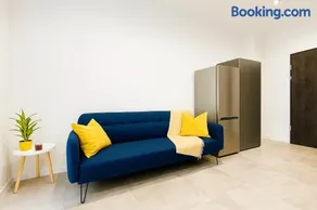 Modern Apartment with Balcony & Private Parking - Image 2