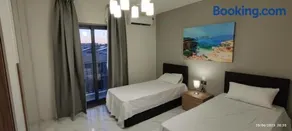 Skyline Court Boutique Apartments with Pool - Image 4