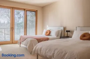 James-Fan Suites-Quiet Private Room with Ensuite - Image 3