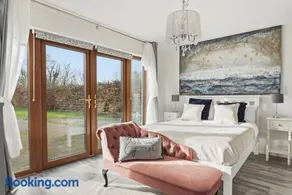 Beautiful small home - Image 2