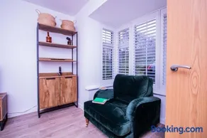 Charming 1BR House in Eccles with Free Parking - Image 3