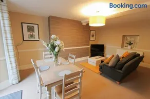 Large clifton one bed flat and parking - Image 2