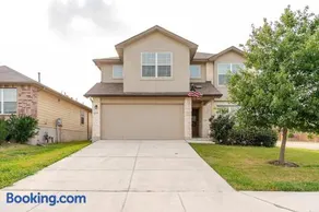 5 Bedroom Luxurious Retreat in Schertz, San Antonio - Image 2