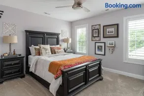The Sky Deck 2 bed 2 bath with LR, DR, Kitchen, Laundry & Deck - Image 3