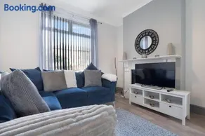 Family-Friendly 2BR Close to Durham City - Image 1