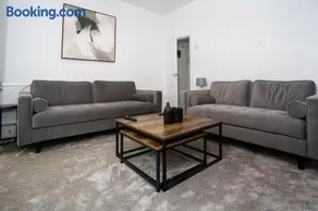 Modern 4BR Home in Dudley - Image 3