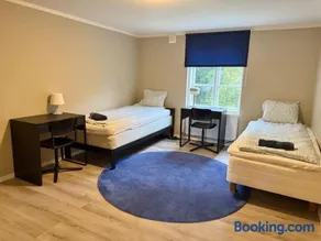 10 Bedroom Workers Villa With Free Parking - Image 4