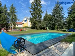 helle Ferienwohnung in Architektenhaus mit Garten und beheiztem Außenpool - Image 1