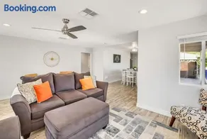Chic Cozy Hideaway - Urban Phoenix Gem - Image 2