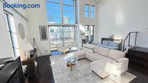 Penthouse Loft Modern & Bright 1,150 SQ FT parking - Image 1