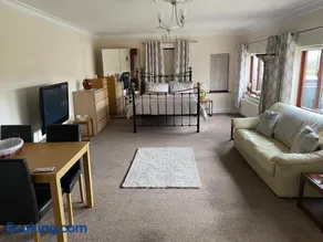 Stunning guest suite with private hot tub - Image 1