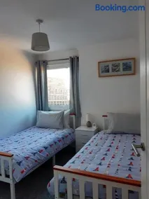 The Getaway - Modern 2 Bedroom Brixham Bungalow with sea peeps - Image 5