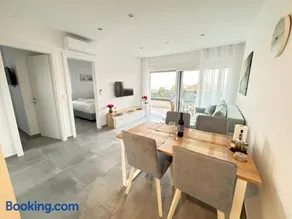 Rosa Holiday Villa - Sea View & Private Parking - Image 4
