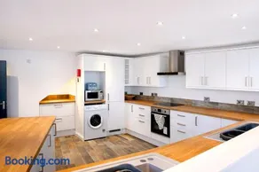 Luxury 4BR En-suite Lodge Business Stays with Parking - Image 2