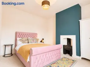 The Racecourse - 3BR Townhouse, Heart of Town, Garden Patio, Sleeps 6 - Image 5