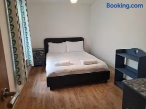 Yarmouth Apartments, Street Permit Parking, Close To Everything, Beach, Pier, Free WIFI - Image 2