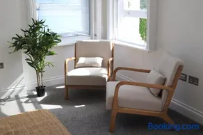 Lavish 2-Bed Apartment in the Heart of Brighton Lanes - Walk to the Seafront - Image 1