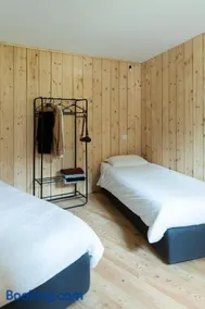 Modern chalet with hot tube - Image 4