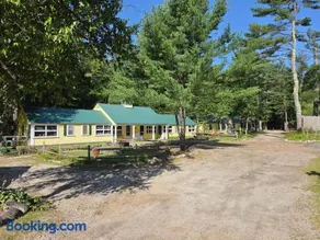 Tanglewood Motel & Cottages - Image 1
