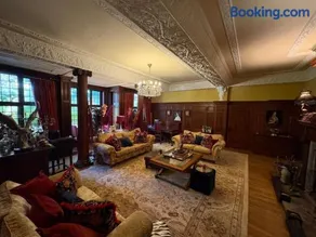 Chobham 4-Bed House Sleeps 9 w Parking & Garden - Image 3