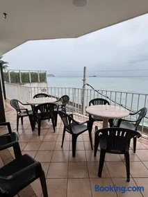 Apartamento Frente Mar Com Varanda e Vista Incrível - Conforto e Espaço - Image 1