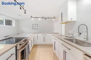 Modern 3BR With Big Kitchen & TV Rm - Image 3