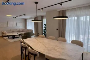 4-Br Villa Sleeps 16 with Hot Tub Pool & Parking - Image 4