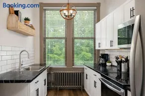 Large Luxury Downtown Loft - Walk to Everything Free Parking - Image 1