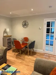 Luxury Refurbished 2 Bedroom Regency Apartment - Image 2