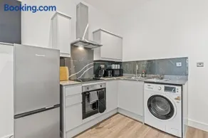 Cardiff Luxe Flats with Spa Facilities - Image 3