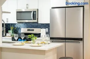 Breezy 3BR Boston Apt - Bathtub, Parking, TV, Walk to Train 803 - Image 3