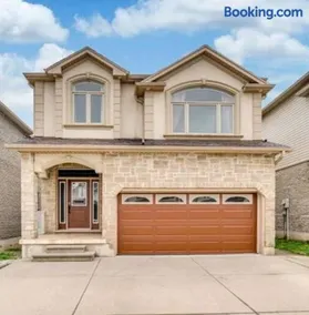Huge Family home sleeps 14 with 5 parking spots - Image 1