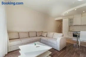 Modern Flat near City Center with Parking, Smart TV & Wi-Fi - Image 4