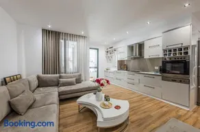 The Garden Jacuzzi Apartment By PS - Image 3