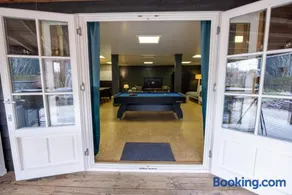 Studio with Pool Table and Optional Sauna & Hot Tub - Image 5