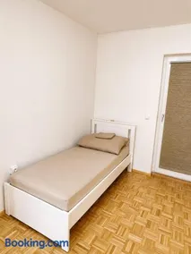 Graf Nafikov Zimmer 5 - Image 2