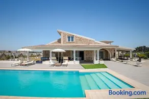 Hollywood-style villa with private pool - Image 2