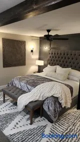 Town Square Retreat - Image 2