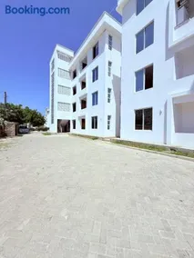 Malindi Modern 2BR Near the Beach With a Private Pool - Image 3