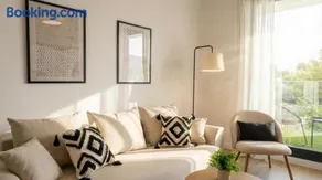 Luxury 3BR apartment with POOL & FREE parking - Image 3